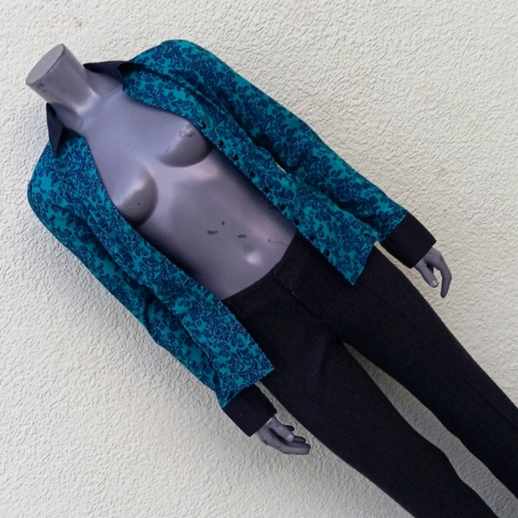 NY & COMPANY STRETCH LADIES PAISLEY BLOUSE W/CONTRASTING COLLAR/CUFFS - Picture 11 of 16